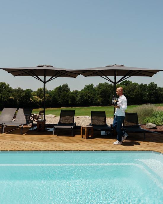 Relaxez-vous et profitez du paysage depuis la piscine